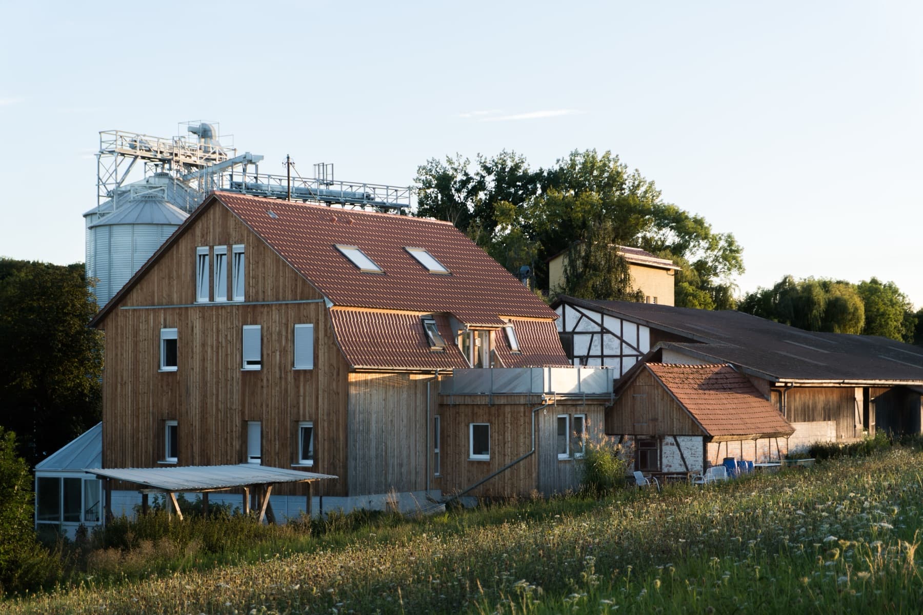 Landwirtschaftliches Betriebsgebäude / Hofansicht
